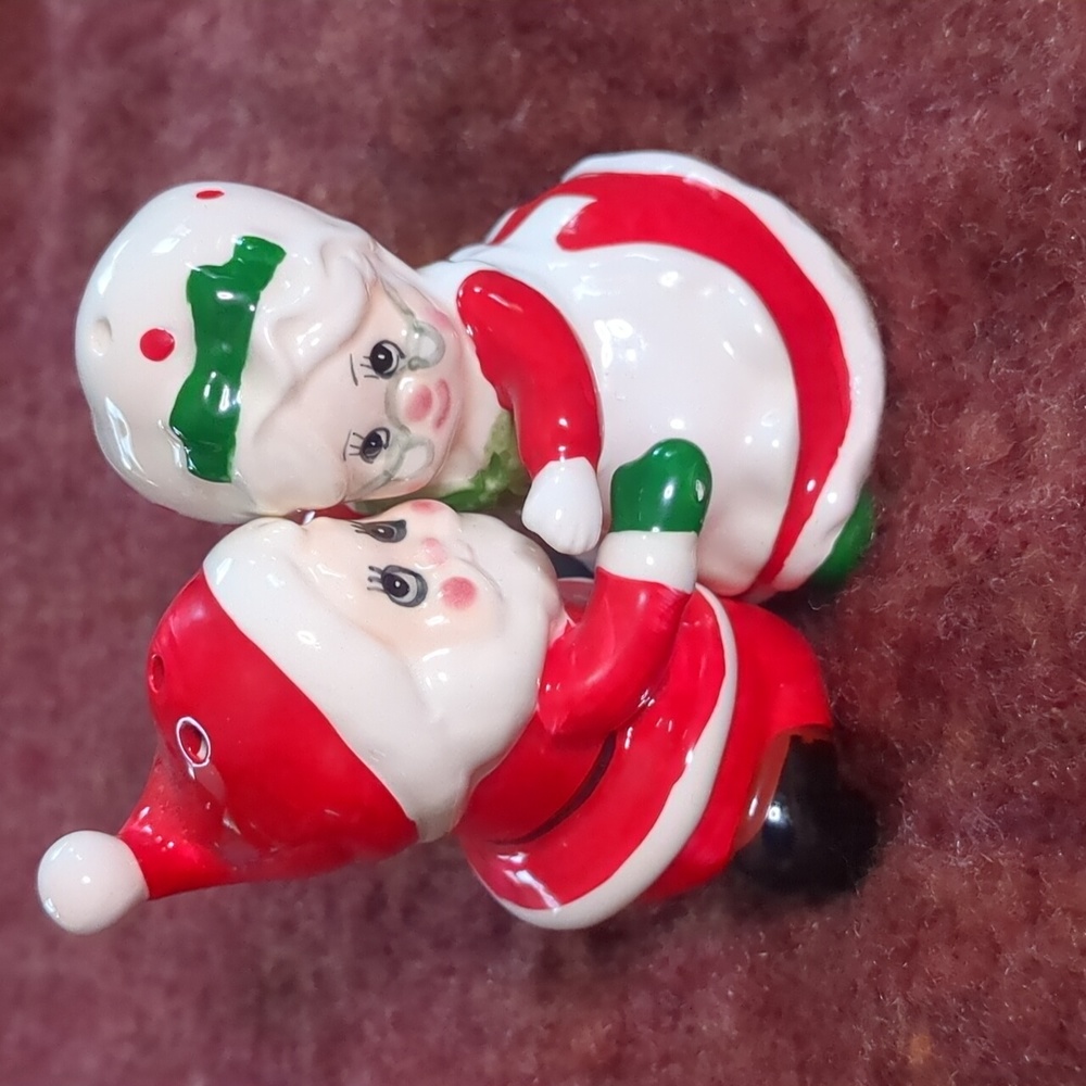 80's hugging Mr Mrs Santa Salt Pepper Shakers by Lefton Napco.